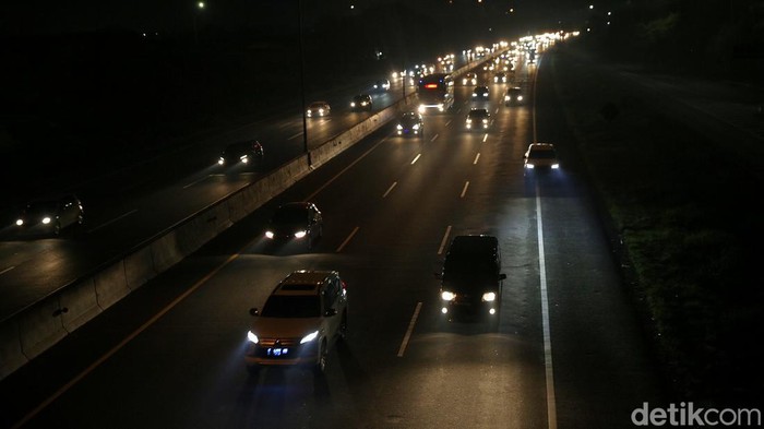 Array,Truk Tanpa Lampu Belakang Tak Kelihatan, Kenapa di Tol Tak Ada Penerangan?