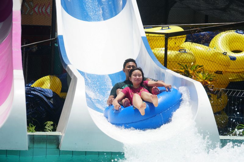 14 Tempat Wisata Malang yang Seru dan Cocok untuk Keluarga, 1. Malang Dreamland, 2. Happy Durian, 3. Kampung Warna-warni Jodipan, 4. Malang Night Paradise, 5. Alun-alun Malang, 6. Taman Nasional Bromo Tengger Semeru, 7. Malang Skyland, 8. Pantai Ngliyep, 9. Pantai Balekambang, 10. Pantai Batu Bengkung, 11. Pantai Tiga Warna, 12. Pantai Teluk Asmara, 13. Hawai Waterpark, 14. Wisata Agro Wonosari