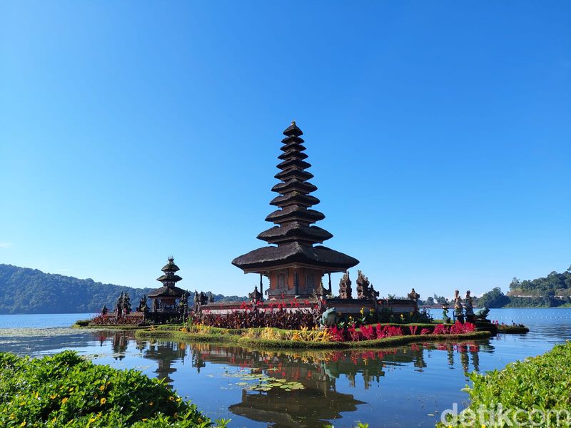 Top 10+ Wisata Alam Terbaik di Indonesia, Tersebar dari Barat ke Timur, 1. Labuan Bajo, 2. Gunung Bromo, 3. Raja Ampat, 4. Kepulauan Derawan, 6. Candi Borobudur, 7. Kepulauan Gili, 8. Danau Toba, 9. Kepulauan Wakatobi, 10. Tanjung Kelayang