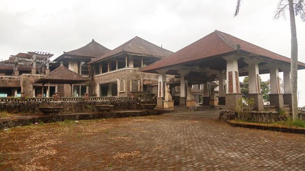 11 Destinasi Wisata Terkenal yang Tak Lagi Eksis dan Terbengkalai, 1. THR Sriwedari, Solo, 2. Hotel Berhantu Bedugul, Bali, 3. Jiwangga Resto, Sleman, 4. Wisata Banyu Nget, Trenggalek, 5. Snowbay Waterpark di TMII, 6. Taman Remaja Surabaya, 7. Taman Festival Bali, 8. Kampung Gajah Wonderland, 9. Depok Fantasi Waterpark, 10. Hotel Gantung Purwakarta, 11. Wonderia Semarang