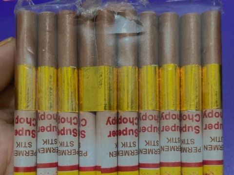 Nostalgia Yuk! 12 Permen Jadul Favorit Anak-anak 90-an, 1. Permen Susu White Rabbit, 2. Permen Rokok, 3. Permen Yosan, 4. Permen Kaki, 5. Permen Magic Pop, 6. Permen Telur Cicak, 7. Permen Kacamata, 8. Ting Ting Jahe, 9. Permen Cokelat Payung, 10. Permen Karet Telur Dinosaurus, 11. Permen Sugus, 12. Permen Jagoan Neon