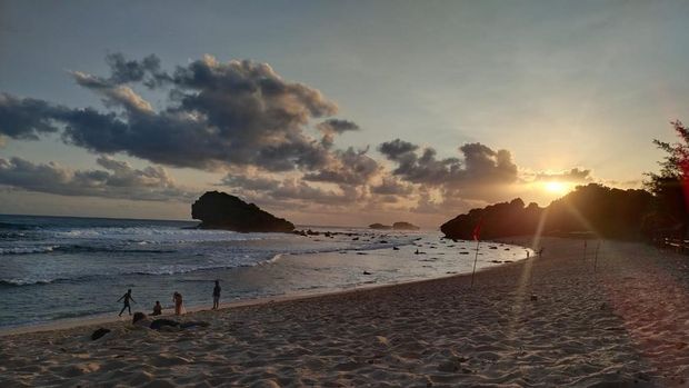 Pantai Watukarung, Spot Selancar Kelas Dunia di Pacitan, Pesona Pantai Watukarung, Aktivitas di Pantai Watukarung, Lokasi dan Akses Menuju Pantai Watukarung, Fasilitas Pantai Watukarung