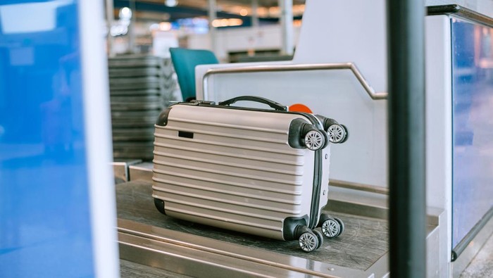 Tips agar Koper Cepat Keluar Saat Pengambilan Bagasi di Bandara, 1. Gunakan Layanan Bagasi Prioritas, 2. Check-in di Detik Terakhir, 3. Manfaatkan Layanan Gate Check, 4. Minta Tag Fragile atau Priority, 5. Terbang dari Bandara Kecil, 6. Terbang dengan First Class, 7. Punya Loyalty Member