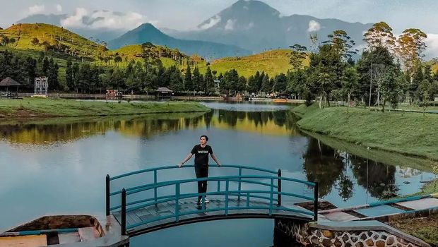 7 Spot Wisata Viral Bogor buat Healing Akhir Pekan, 1. Papa Dino Puncak, 2. Goa Lalay, 3. Villa Khayangan, 4. Fishing Valley Bogor, 5. Telaga Saat, 6. Minimania Puncak, 7. Taman Safari Bogor