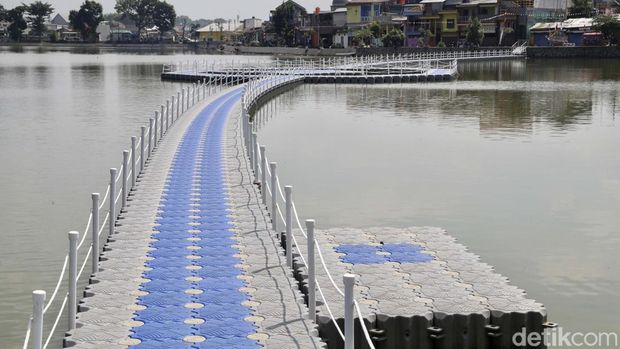 8 Wisata Jembatan Apung, Pesona View Sungai dan Aktivitas Masyarakat, 1. Jembatan Apung Kapal Laut, 2. Jembatan Perahu Apung H Endang, 3. Jembatan Apung Bongas, 4. Jembatan Apung Leuwidulang Karanganyar-Tanjungjaya Cihampelas, 5. Ah Poong Sentul, 6. Jembatan Apung Surapatin, 7. Jembatan Apung Sasak Bodas (Cangkorah), 8. Jembatan Apung Situ Rawa Kalong