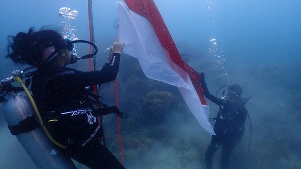 5 Upacara Bendera Paling Unik di Indonesia: dari Bawah Laut Hingga Puncak Gunung, 1. Upacara di Puncak Gunung, 2. Upacara di bawah laut, 3. Upacara di Sungai, 4. Upacara di dalam Goa, 5. Upacara di Sawah/Kebun