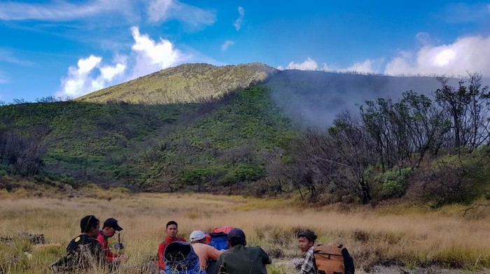 13 Wisata Kuningan untuk Healing, Destinasi Terbaik dan Instagramable, Taman Nasional Gunung Ciremai, Telaga Biru Cicerem, Kebun Raya Kuningan, Woodland, Curug Putri Palutungan, Objek Wisata Cibulan, Sangkan Resort Aqua Park, Museum Taman Purbakala Cipari, Gedung Perundingan Linggarjati, Waduk Darma Kuningan, Lembah Cilengkrang, Bukit Seribu Bintang, Lamping Kidang Kuningan