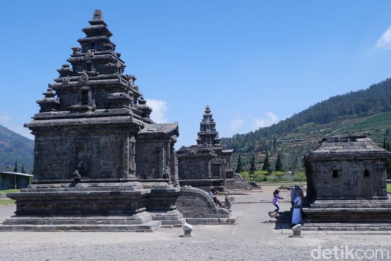Top 9+ Fakta Menarik Dieng, Negeri Para Dewa-Tempat Anak Bajang, 1. Terletak di Dua Kabupaten, 2. Dikelilingi Pegunungan, 3. Tempat 'Bersemayamnya' Para Dewa, 4. Dijuluki 'Negeri di Atas Awan', 5. Ada Desa Tertinggi di Pulau Jawa, 6. Wilayah 'Bersalju', 7. Terdapat 22 Kawah, 8. Punya Deretan Candi, 9. Anak Bajang Berambut Gimbal