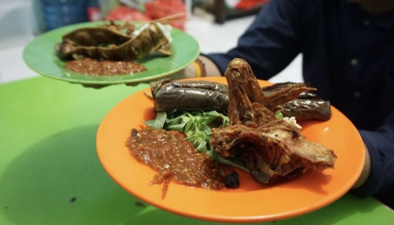 5 Olahan Ayam Viral di Medsos, Chicken Tender hingga Ayam Woku, Berikut lima tempat makan yang tengah viral karena menu ayamnya:, 1. Ayam Sambal Melawai, 2. Little Olie,   3. Ayam Renald, Cek di Halaman Selanjtunya!,              4. Pondok Ayam Goreng Tebet Barat, 5. Almaz Fried Chicken