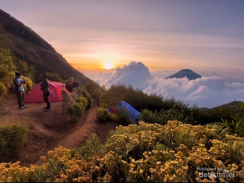 5 Gunung Terindah di Jawa Tengah untuk Liburan di Akhir Pekan, 1. Gunung Prau, 2. Gunung Merbabu, 3. Gunung Sindoro, 4. Gunung Andong, 5. Gunung Sumbing