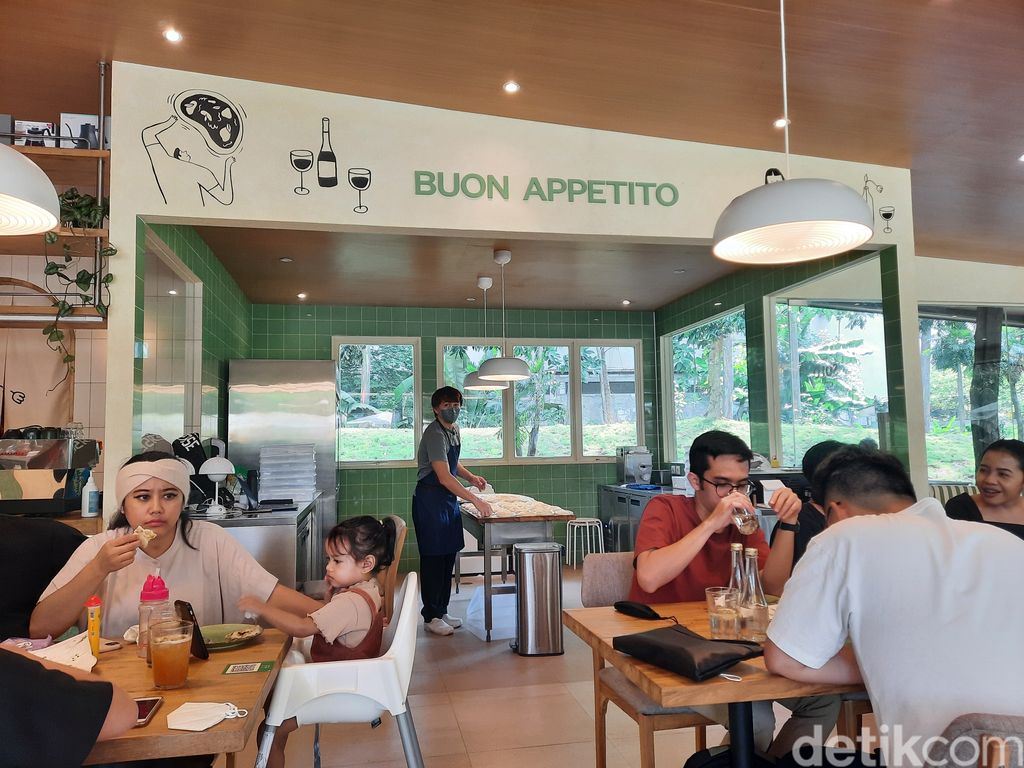 Array,Baru Nih, Sensasi Nongkrong di Kafe Tengah Hutan Jaksel
