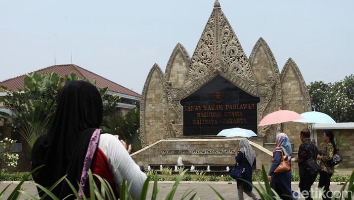 Array,Panduan Mengunjungi Makam Para Pahlawan Nasional dan Menghargai Pengorbanan Mereka