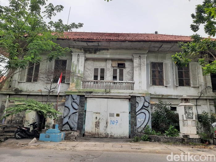 Wisata di Kota Pahlawan, 10 Jejak Sejarah Kemerdekaan Indonesia di Surabaya, 1. Monumen Kapal Selam (Monkasel), 2. Tugu Pahlawan, 3. Jembatan Merah, 4. Penjara Kalisosok, 5. Gedung Bank Mandiri, 6. Gedung Siola (Museum Surabaya), 7. Gedung Internatio, 8. Hotel Majapahit, 9. Gedung Cerutu, 10. Gedung Negara Grahadi