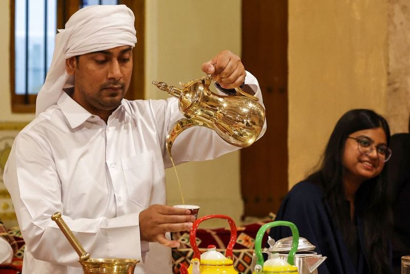 7 Oleh-oleh Haji Populer Berupa Makanan, Tak Cuma Kurma!, 1. Air zamzam, 2. Kurma, 3. Cokelat susu unta, 4. Dallah dan kopi Arab, 5. Kismis, 6. Kacang Arab, 7. Maamoul