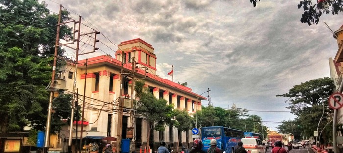 Wisata di Kota Pahlawan, 10 Jejak Sejarah Kemerdekaan Indonesia di Surabaya, 1. Monumen Kapal Selam (Monkasel), 2. Tugu Pahlawan, 3. Jembatan Merah, 4. Penjara Kalisosok, 5. Gedung Bank Mandiri, 6. Gedung Siola (Museum Surabaya), 7. Gedung Internatio, 8. Hotel Majapahit, 9. Gedung Cerutu, 10. Gedung Negara Grahadi