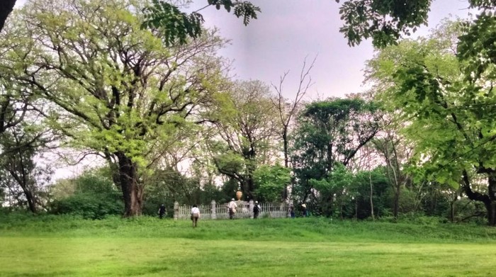 Lapangan Golf Tertua di Surabaya dan Misteri Makam Tua di Hole 18, Sejarah Golf dan Makam Tua di Hole 18, Gosip Pegolf Sejati hingga Mitos Kualat, Fakta Sejarah Sosok Asli Mbah Deler, Asal-usul Nama Mbah Deler