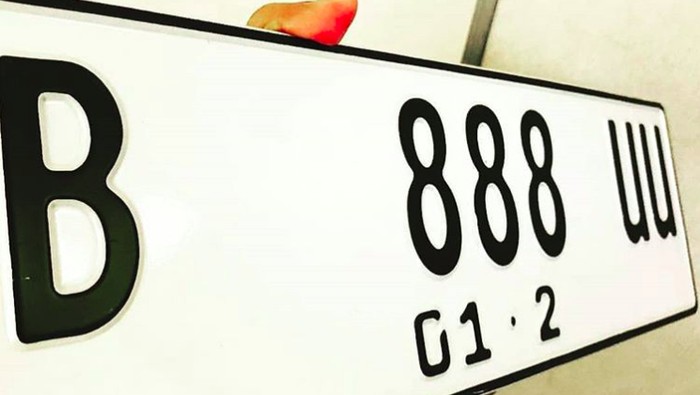 Array,Emang Boleh Pelat Nomor Ditaruh di Dashboard Mobil?
