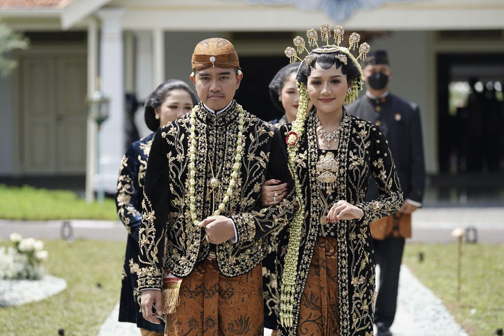 7 Inspirasi Baju Pengantin Adat Jawa dari Pernikahan Artis Indonesia, 1. Karina Nadila, 2. Vicky Shu, 3. Paula Verhoeven, 4. Isyana Sarasvati, 5. Canti Tachril, 6. Erina Gudono, 7. Andien