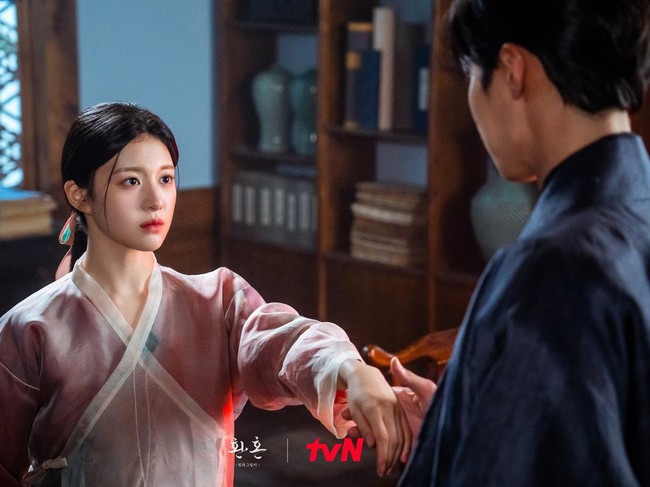 Array,Fakta-fakta Go Youn Jung, Artis Cantik Pemeran Drama Korea Resident Playbook