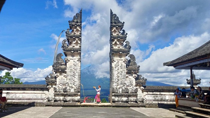 Array,Antre 3 Jam Demi Foto di 'Gerbang Surga' Pura Lempuyang