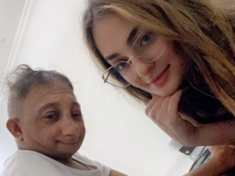 Array,Viral Kisah Cinta Tak Pandang Fisik, Wanita Lebanon Mesra dengan Pria Kerdil