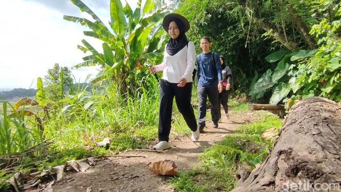 Tips Liburan Ramah Lingkungan: Pilih Akomodasi-Transportasi yang Tepat, 1. Pilih Akomodasi yang Berkelanjutan, 2. Pilih Transportasi yang Ramah Lingkungan, 3. Kurangi Produksi Sampah dengan Solusi Digital, 4. Packing Barang dengan Cerdas, 5. Dukung Ekonomi Lokal, 6. Jangan Terlalu Sering Belanja Online, 7. Bawa Barang yang Bisa Digunakan Berulang