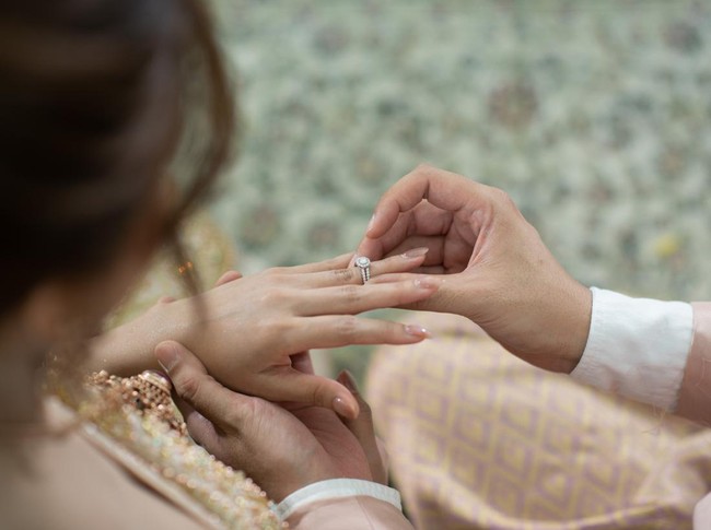 Array,7 Arti Mimpi Pasangan Menikah dengan Orang Lain, Pertanda Buruk atau Baik?