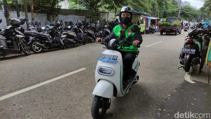 Array,Tanpa Subsidi, Jualan Motor Listrik Ditopang Ojol