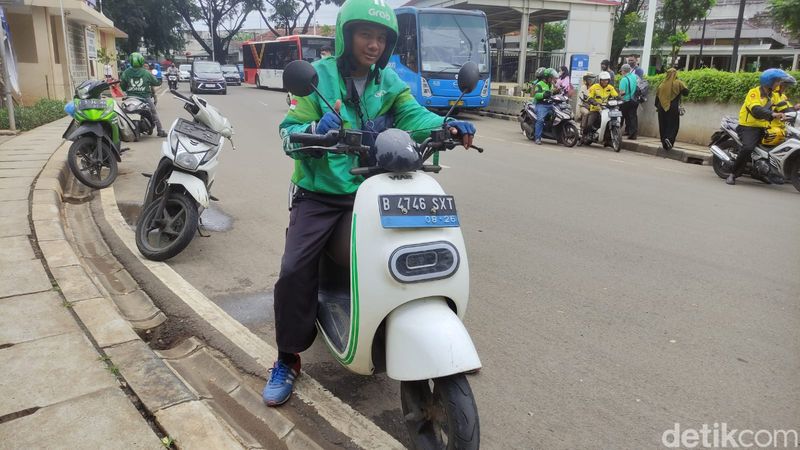 Array,Ojol Minta Subsidi BBM Dialihkan ke Motor Listrik