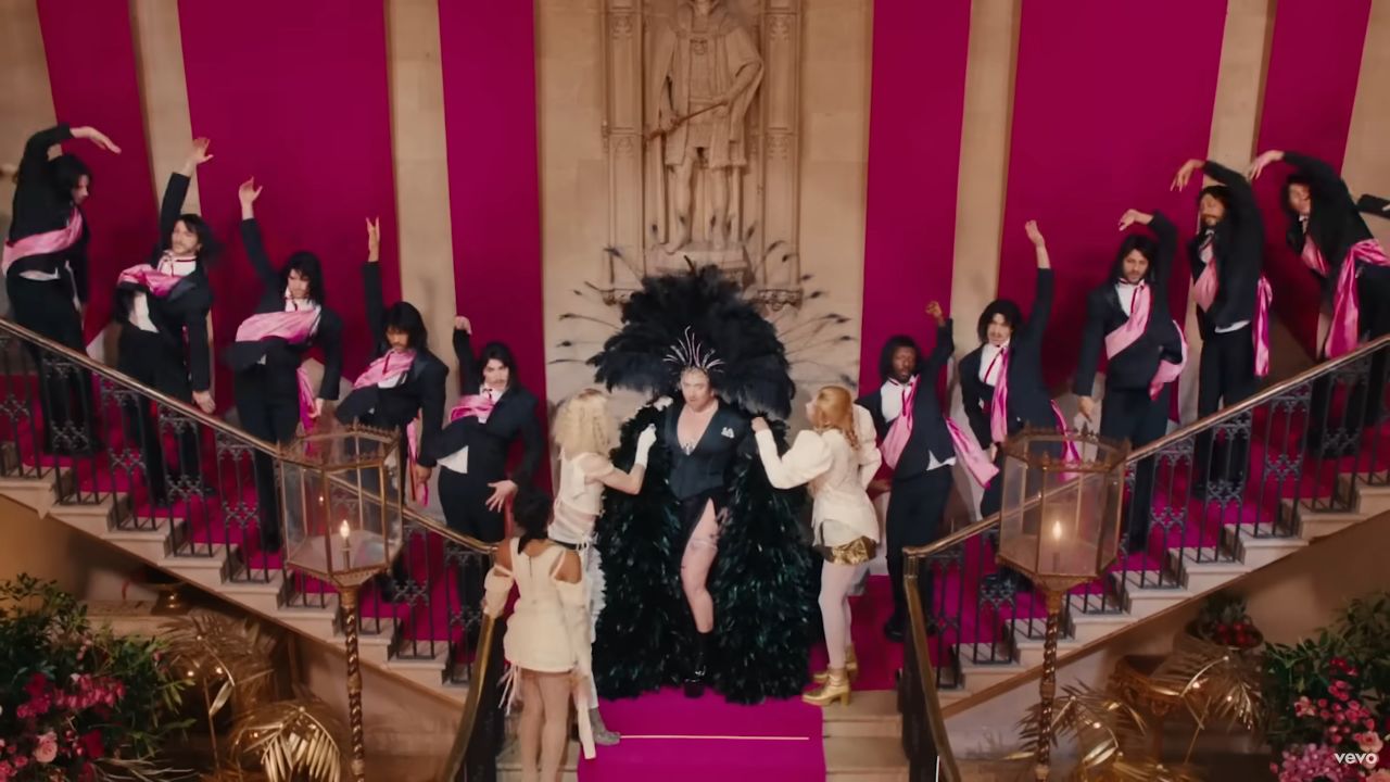 Array,Sam Smith Pakai Korset di Video Klip Jadi Kontroversi, Dianggap Pornografi