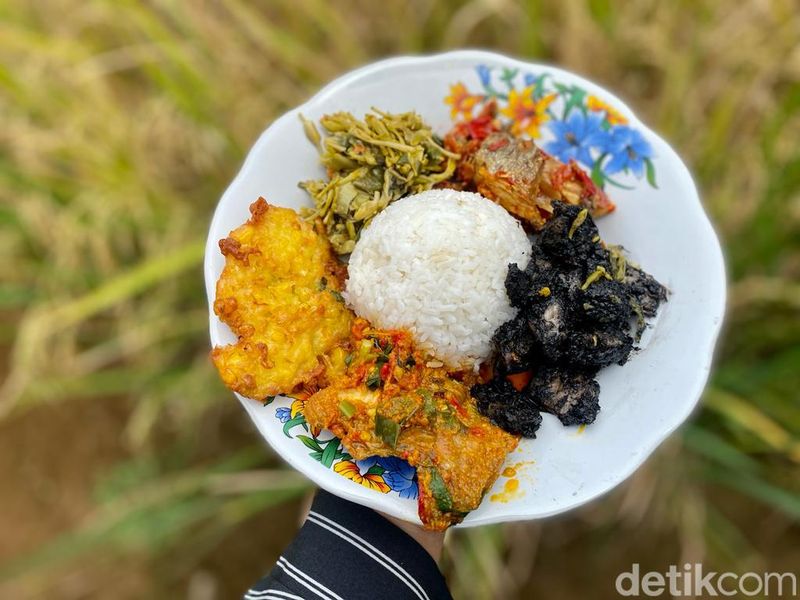 10 Tempat Makan dengan Panorama Sawah hingga Hutan Pinus di Puncak, 1. Kembali ke Alam Rimba, 2. Sawah Abah Coffee, 3. HeHa Waterfall, 4. Bumi Aki Heritage Puncak, 5. Kopi Klotok Cisarua, 6. Humaira Coffee, 7. Ngopi di Sawah, 8. Kopi Nako Kebon Jati, 9. Pasir Angin Pas, 10. The Lake House