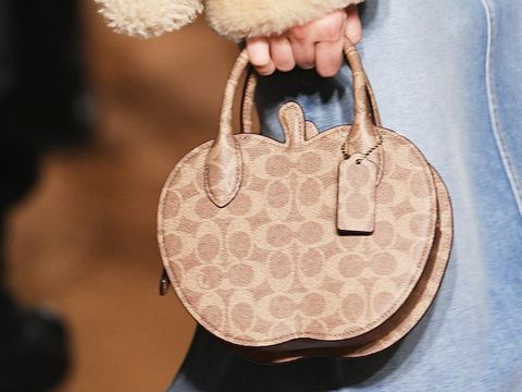 Array,10 Brand Fashion Mewah Paling Populer di Dunia, LV Urutan Pertama