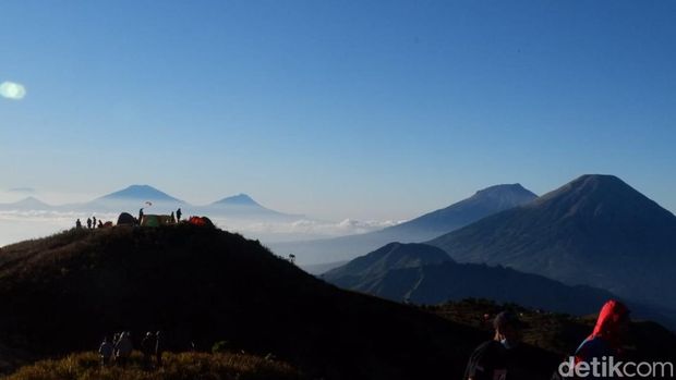 12 Gunung di Indonesia yang Cocok untuk Pendaki Pemula, 1. Gunung Gede-Pangrango (Jawa Barat), 2. Gunung Bromo (Jawa Timur), 3. Gunung Prau (Jawa Tengah), 4. Gunung Kelimutu (Nusa Tenggara Timur), 5. Gunung Papandayan (Jawa Barat), 6. Gunung Andong (Jawa Tengah), 7. Gunung Batur (Bali), 8. Gunung Burangrang (Jawa Barat), 9. Gunung Ijen (Jawa Timur), 10. Gunung Sibayak (Sumatera Utara), 11. Gunung Sindoro, 12. Gunung Tanggamus (Lampung)