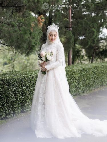 Array,7 Inspirasi Gaun Pengantin Hijab Modern, Mewah dan Beda Dari yang Lain