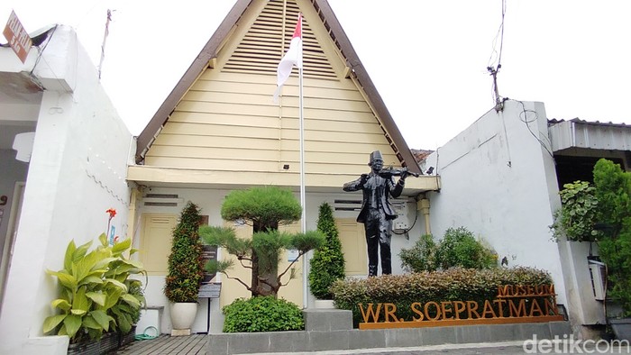 17 Destinasi Wisata dengan Nama Pahlawan Nasional, Ada yang Tersembunyi, 1. Pantai Kartini di Jepara, 2. Kompleks Taman Ismail Marzuki (TIM) di Jakarta, 3. Pulau Hatta di Maluku, 4. Museum Kartini di Jepara, 5. Museum Tuanku Imam Bonjol di Padang, Sumatra Barat, 6. Puncak Soemantri di Papua, 7. Puncak Soekarno di Papua Tengah, 8. Pulau Yos Sudarso di Papua Selatan, 9. Monumen Pahlawan Seribu Mohammad Husni Thamrin di Jakarta, 10. Museum Ki Hajar Dewantara di Yogyakarta, 11. Taman Cut Meutia di Jakarta, 12. Taman Pahlawan Otto Iskandar Dinata di Bandung, 13. Monumen Dewi Sartika di Bandung, 14. Museum Jenderal Sudirman di Banyumas, 15. Museum Pangeran Diponegoro di Magelang, 16. Taman Bung Karno di Klaten, 17. Museum WR Soepratman di Surabaya