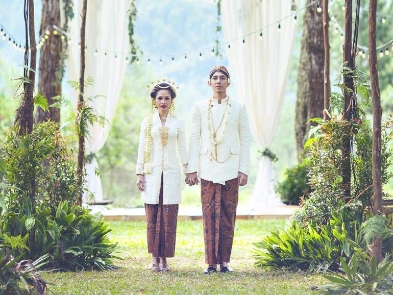 7 Inspirasi Baju Pengantin Adat Jawa dari Pernikahan Artis Indonesia, 1. Karina Nadila, 2. Vicky Shu, 3. Paula Verhoeven, 4. Isyana Sarasvati, 5. Canti Tachril, 6. Erina Gudono, 7. Andien