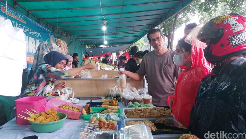 Daftar 10 Lokasi Healing Murah Meriah di Bogor, Bisa Sambil Jajan, 1. Alun-alun Kota Bogor, 2. Taman Kencana, 3. Taman Air Mancur, 4. Taman dan Lapangan Sempur, 5. Kebun Raya Bogor, 6. Jalan Surya Kencana, 7. Ruko Taman Yasmin, 8. Situ Gede, 9. Pusat Jajanan Bangbarung, 10. Taman Budaya Sentul City