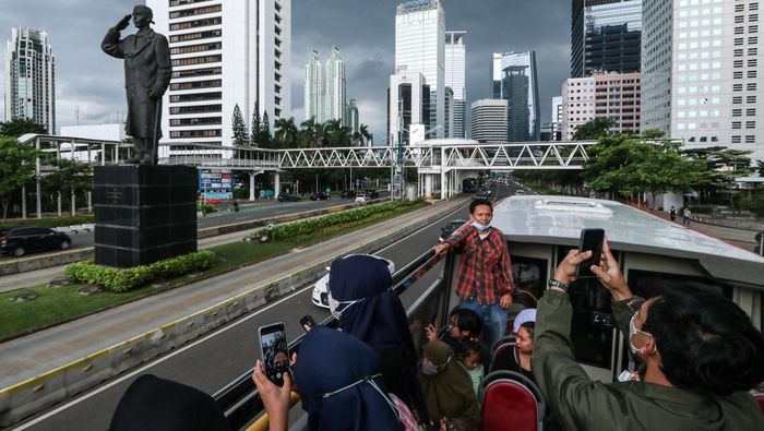 Tips Hemat Keliling Jakarta, Tentu Saja... Maksimalkan Transjakarta, 1. Siapkan Kartu Elektronik, 2. Cek Jadwal dan Rute dengan Aplikasi, 3. Manfaatkan Layanan Bus Gratis, 4. Pilih Halte Terdekat dengan Tujuan Wisata, 5. Rencanakan Penggunaan Transjakarta untuk Transit, 6. Bawa Bekal Sendiri untuk Menghemat Biaya Makan, 7. Hindari Jam Sibuk untuk Kenyamanan, 8. Eksplorasi Rute Wisata Khusus Transjakarta