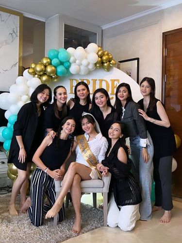 9 Ide Aktivitas Bridal Shower yang Seru Dilakukan Bareng Sahabat, 1. Pakai Dresscode, 2. Makan Bersama, 3. Pesta Piyama, 4. Masak-masak, 5. Pembacaan Kartu Tarot, 6. Merangkai Bunga, 7. Main Games, 8. Buka Kado, 9. Foto Bersama