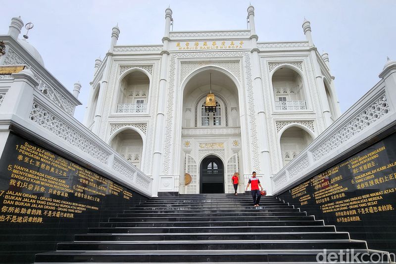 Top 5+ Wisata Religi di Jakarta, Ada Masjid Istiqlal hingga Makam Habib, 1. Masjid Istiqlal, 2. Masjid Ramlie Musofa, 3. Masjid Al Alam Marunda, 4. Masjid Agung Al Azhar, 5. Masjid Al Riyadh dan Makam Habib Ali Kwitang