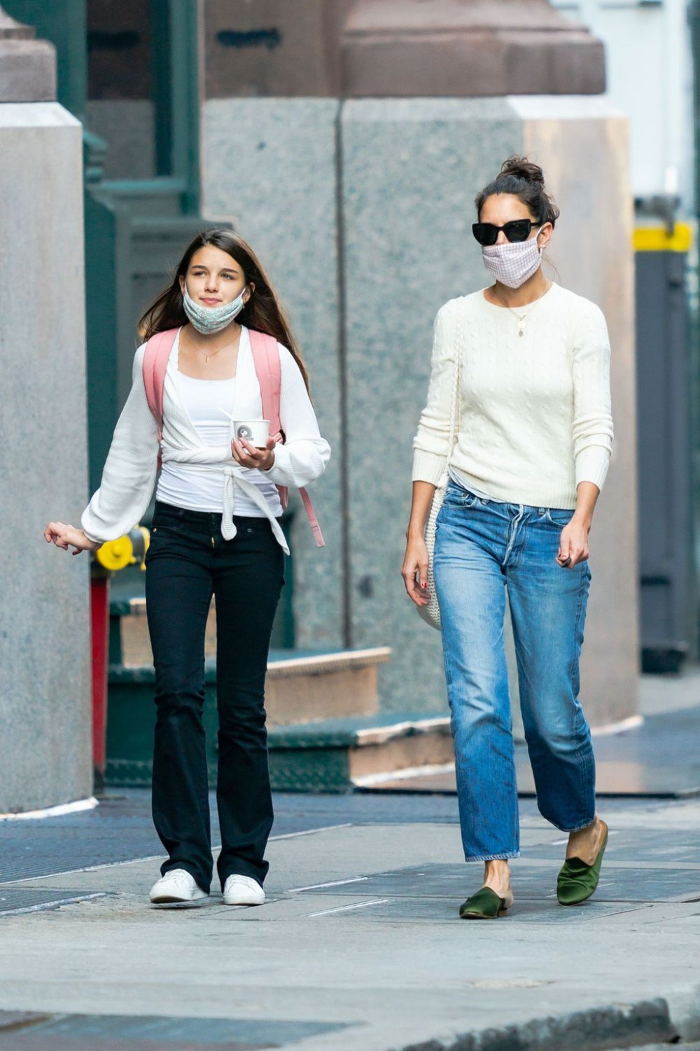 Array,Suri Cruise Kian Dewasa, Katie Holmes Malah Makin Protektif
