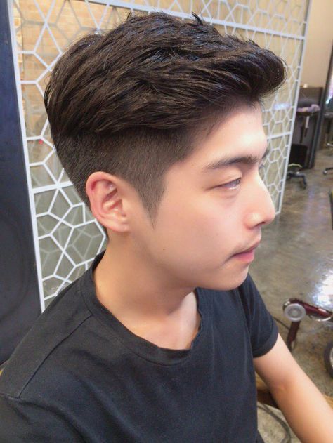 Potongan Rambut Two Block dan Pilihan Gaya Rambut Lainnya saat Lebaran 2023, 1. Two Block, 2. Undercut, 3. Mullet, 4. Middle Part / Belah Tengah, 5. Korean Curtain Cut, 6. Comma Hair, 7. Buzz Cut, 8. Regulation Cut, 9. Comb Back, 10. Short Curls