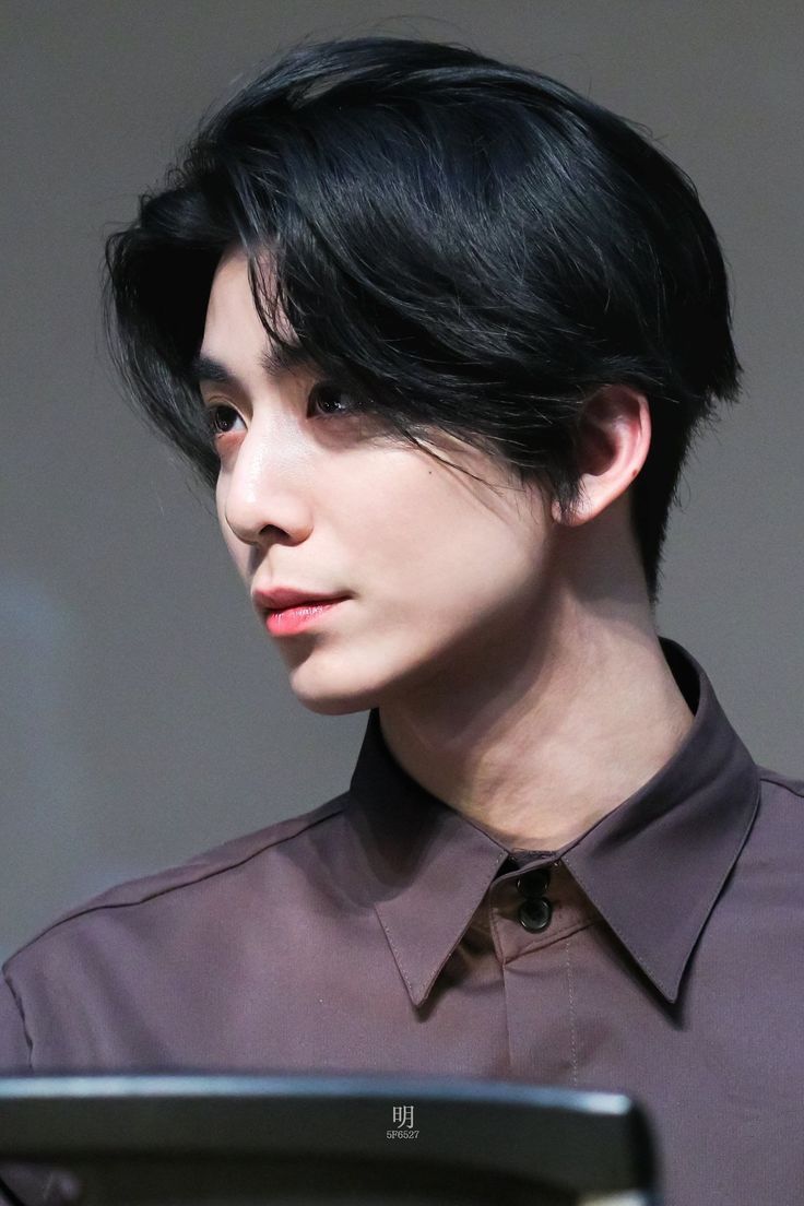 Potongan Rambut Two Block dan Pilihan Gaya Rambut Lainnya saat Lebaran 2023, 1. Two Block, 2. Undercut, 3. Mullet, 4. Middle Part / Belah Tengah, 5. Korean Curtain Cut, 6. Comma Hair, 7. Buzz Cut, 8. Regulation Cut, 9. Comb Back, 10. Short Curls