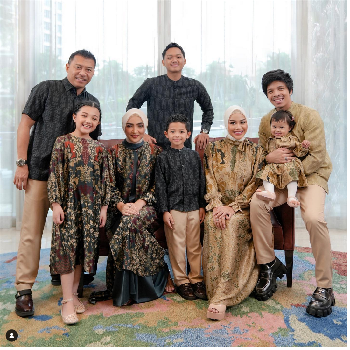 10 Ide Pose Foto Keluarga Saat Lebaran yang Kreatif dan Kekinian, Foto Keluarga Lebaran 5 Orang, Foto Lebaran Keluarga Kecil, Foto Lebaran Keluarga yang Kekinian, Foto Lebaran Keluarga dengan 1 Anak, Foto Lebaran Keluarga dengan 2 Anak, Foto Lebaran Keluarga Besar, Foto Lebaran Sendirian atau Berdua