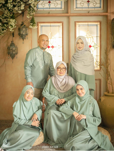 10 Ide Pose Foto Keluarga Saat Lebaran yang Kreatif dan Kekinian, Foto Keluarga Lebaran 5 Orang, Foto Lebaran Keluarga Kecil, Foto Lebaran Keluarga yang Kekinian, Foto Lebaran Keluarga dengan 1 Anak, Foto Lebaran Keluarga dengan 2 Anak, Foto Lebaran Keluarga Besar, Foto Lebaran Sendirian atau Berdua