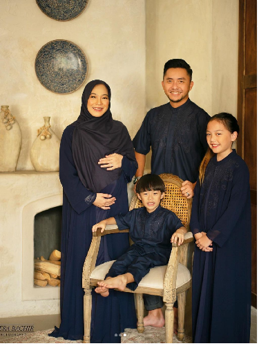 10 Ide Pose Foto Keluarga Saat Lebaran yang Kreatif dan Kekinian, Foto Keluarga Lebaran 5 Orang, Foto Lebaran Keluarga Kecil, Foto Lebaran Keluarga yang Kekinian, Foto Lebaran Keluarga dengan 1 Anak, Foto Lebaran Keluarga dengan 2 Anak, Foto Lebaran Keluarga Besar, Foto Lebaran Sendirian atau Berdua
