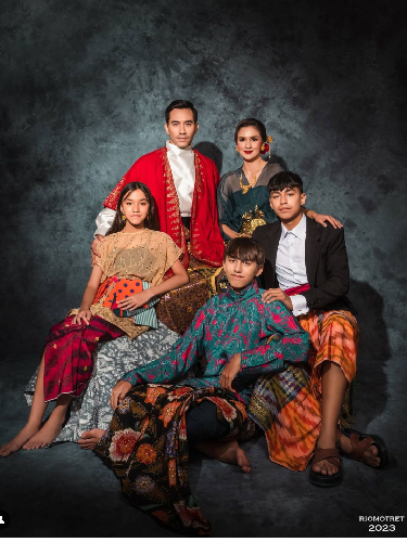 10 Ide Pose Foto Keluarga Saat Lebaran yang Kreatif dan Kekinian, Foto Keluarga Lebaran 5 Orang, Foto Lebaran Keluarga Kecil, Foto Lebaran Keluarga yang Kekinian, Foto Lebaran Keluarga dengan 1 Anak, Foto Lebaran Keluarga dengan 2 Anak, Foto Lebaran Keluarga Besar, Foto Lebaran Sendirian atau Berdua