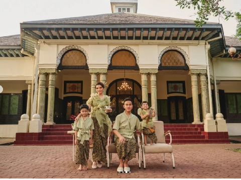 10 Ide Pose Foto Keluarga Saat Lebaran yang Kreatif dan Kekinian, Foto Keluarga Lebaran 5 Orang, Foto Lebaran Keluarga Kecil, Foto Lebaran Keluarga yang Kekinian, Foto Lebaran Keluarga dengan 1 Anak, Foto Lebaran Keluarga dengan 2 Anak, Foto Lebaran Keluarga Besar, Foto Lebaran Sendirian atau Berdua