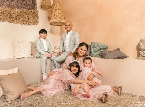 10 Ide Pose Foto Keluarga Saat Lebaran yang Kreatif dan Kekinian, Foto Keluarga Lebaran 5 Orang, Foto Lebaran Keluarga Kecil, Foto Lebaran Keluarga yang Kekinian, Foto Lebaran Keluarga dengan 1 Anak, Foto Lebaran Keluarga dengan 2 Anak, Foto Lebaran Keluarga Besar, Foto Lebaran Sendirian atau Berdua