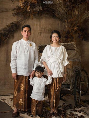 10 Ide Pose Foto Keluarga Saat Lebaran yang Kreatif dan Kekinian, Foto Keluarga Lebaran 5 Orang, Foto Lebaran Keluarga Kecil, Foto Lebaran Keluarga yang Kekinian, Foto Lebaran Keluarga dengan 1 Anak, Foto Lebaran Keluarga dengan 2 Anak, Foto Lebaran Keluarga Besar, Foto Lebaran Sendirian atau Berdua